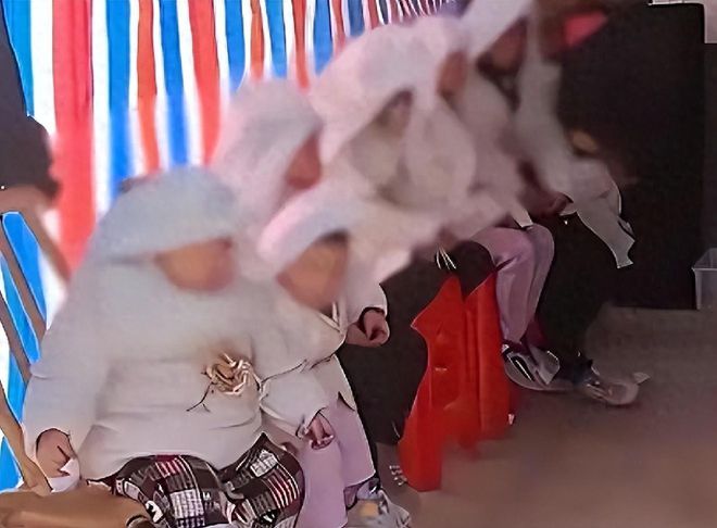 离世：哥嫂接手拒领养咬牙带10娃！m6米乐江西夫妻狂生8个孩子后双双(图1)